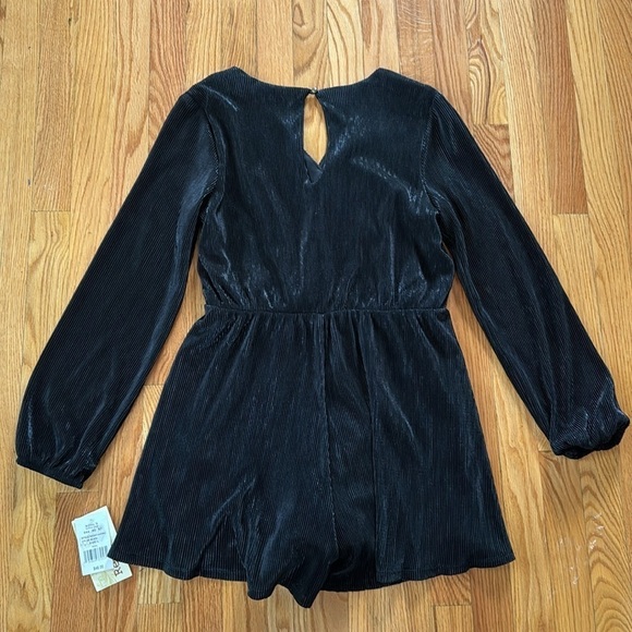 NWT Rewind Women’s Black Metallic Long Sleeve Romper Sz L - Picture 5 of 5